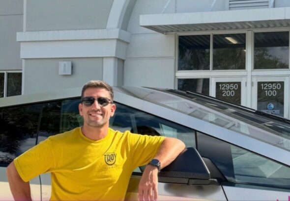 manuel-quintar-con-su-tesla-cibertruck-2239600