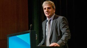 Caputo apunta contra gobernadores, en medio de la caída de indicadores clave
